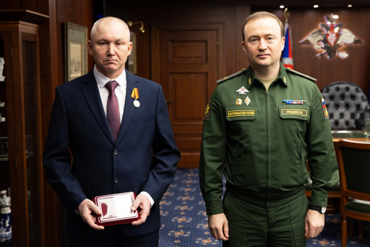 Замминистра обороны РФ Павел Фрадков вручил награды военным строителям