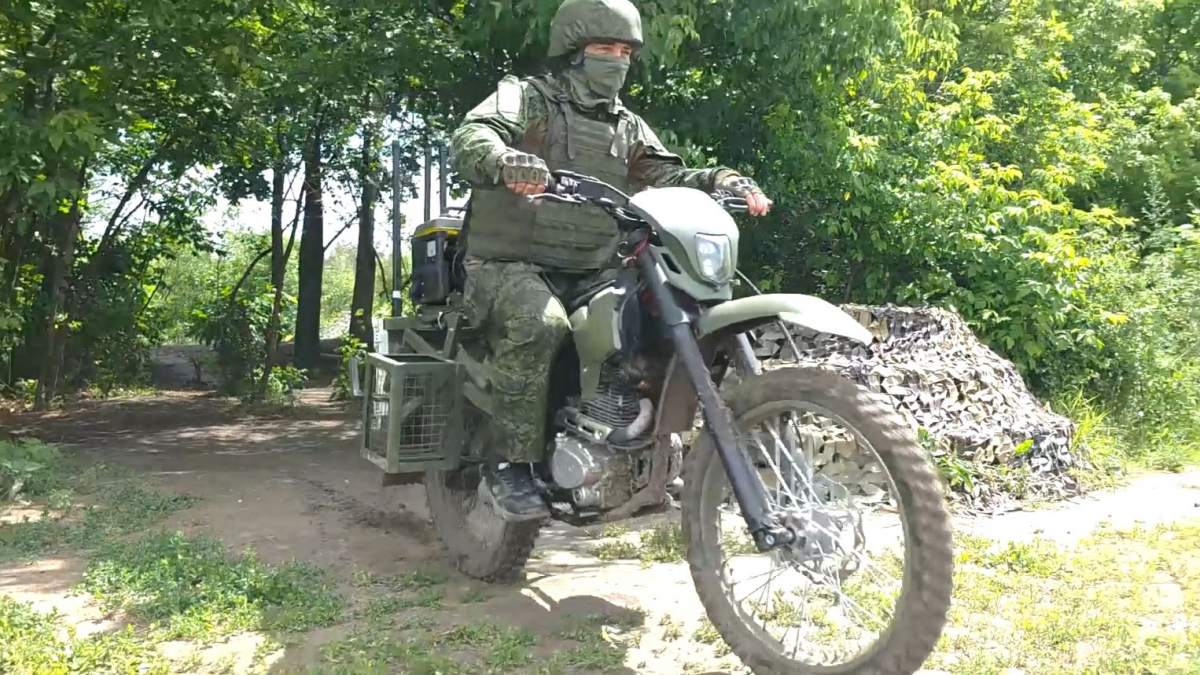 Военные ремонтники группировки войск «Запад» проводят бесперебойное обслуживание, восстановление и модернизацию военной техники и вооружения