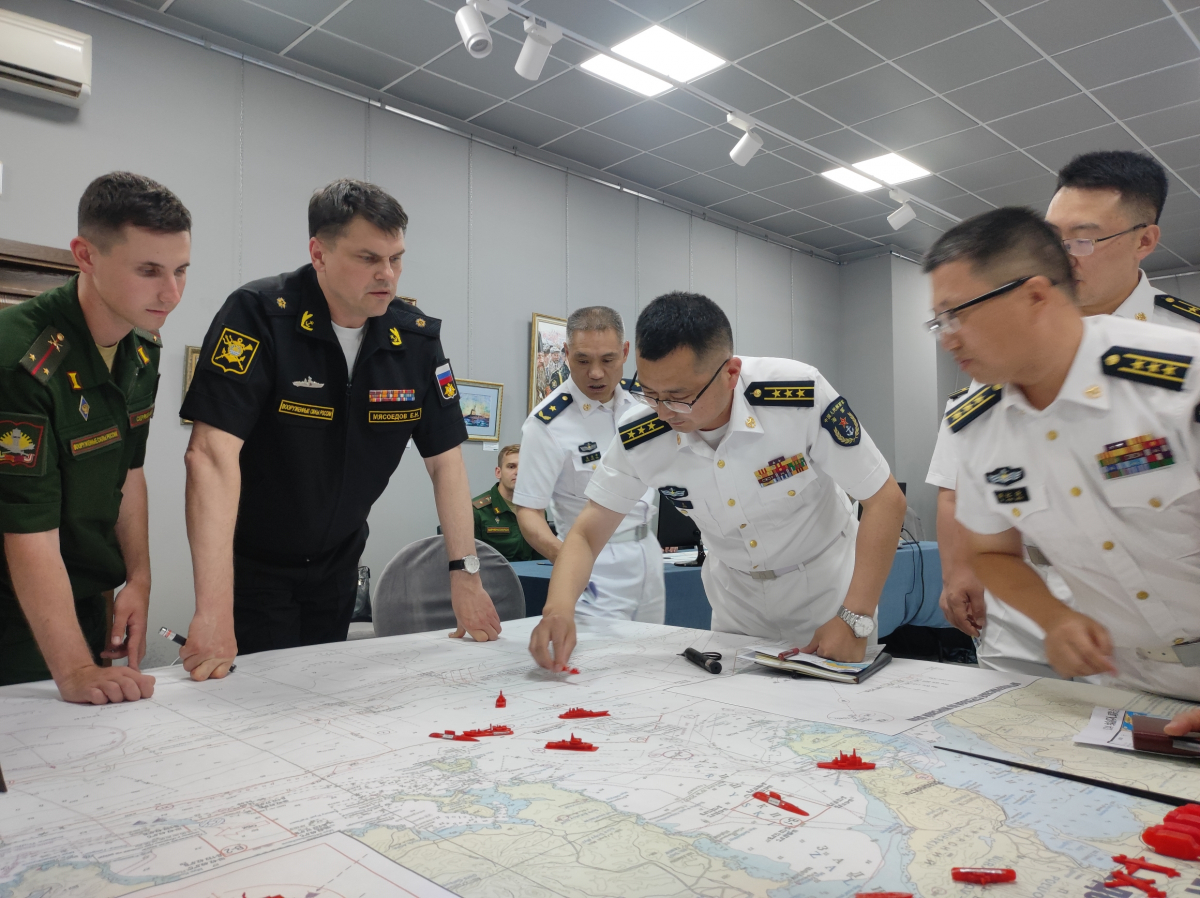 Во Владивостоке участники российско-китайского учения «Морское взаимодействие-2025» провели розыгрыш предстоящих действий на картах