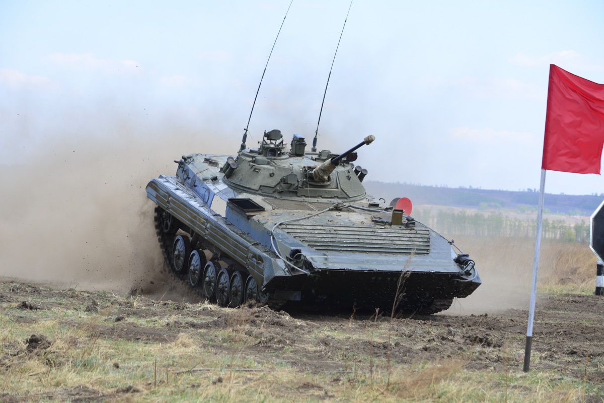 В Забайкальском крае военнослужащие оттачивают навыки управления БМП-2