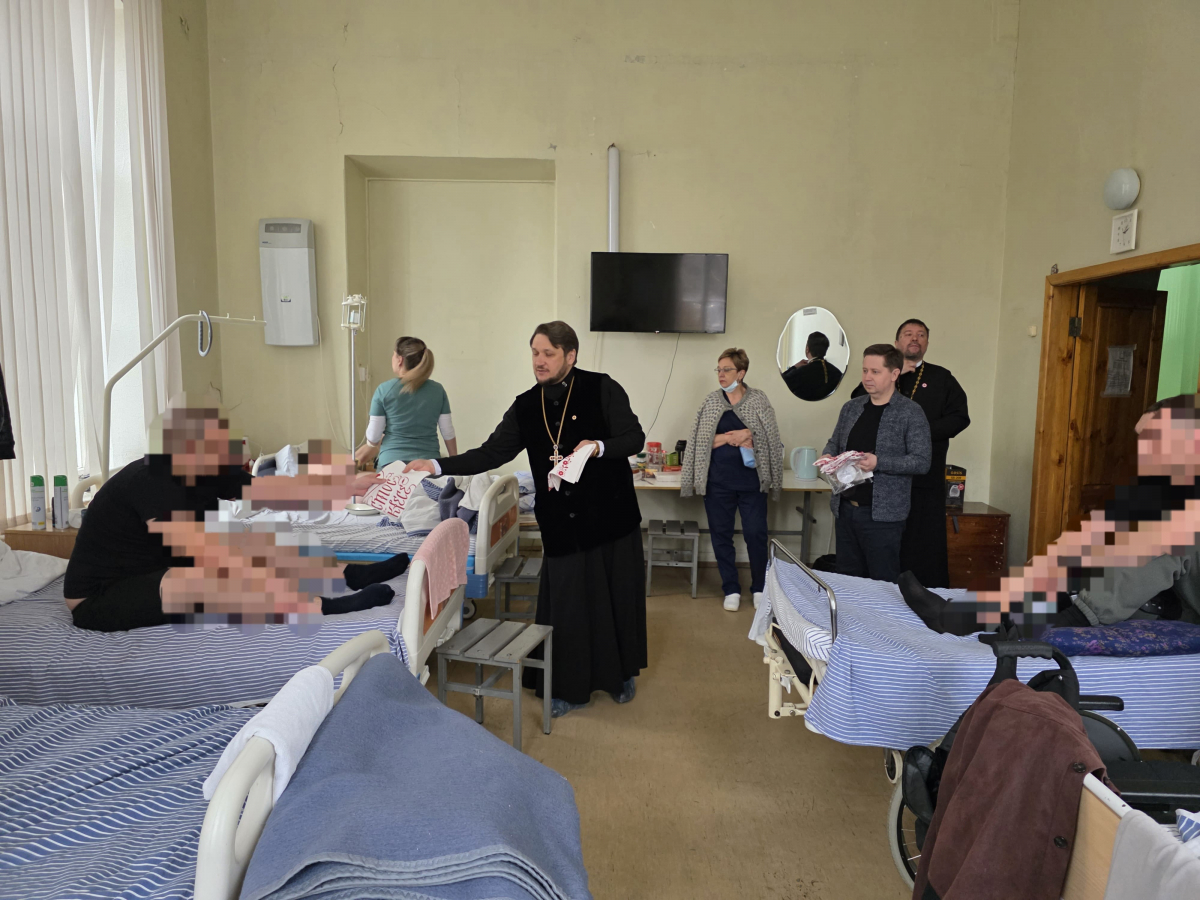 Пациентам военного госпиталя передали пасхальные подарки