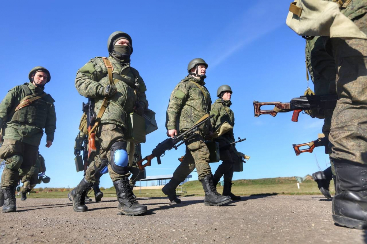 Белоусов вручил Георгиевскую знаменную ленту соединению группировки войск 